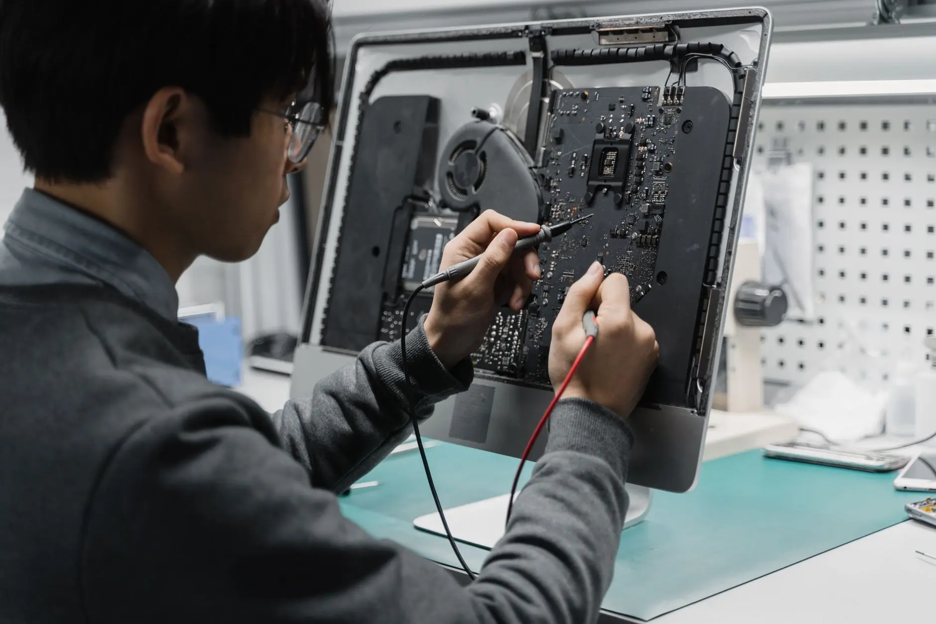 东方双新文科技解析：企业级APP开发中跨平台框架的选型与性能对比